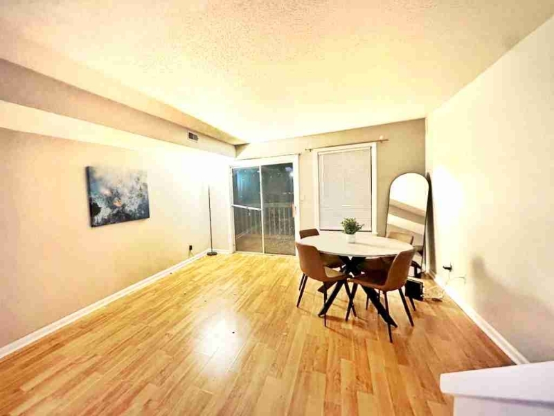 Building Photo - 135 Kingsbury Dr