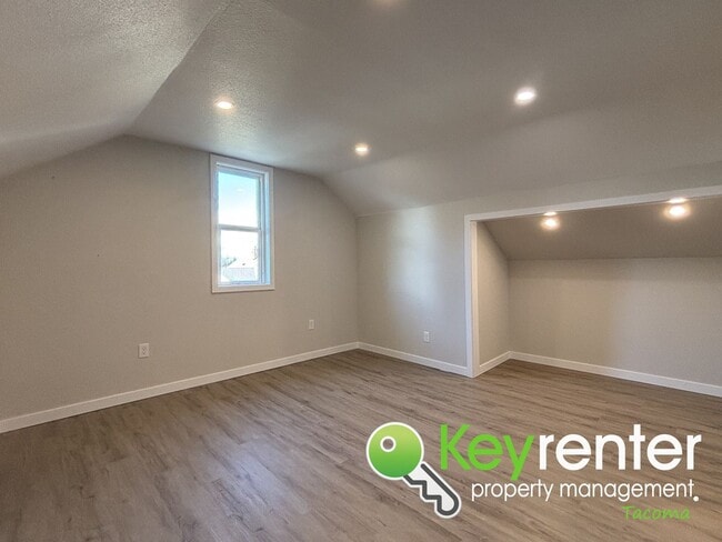 Building Photo - One of a Kind Multi-level Home in Tacoma!