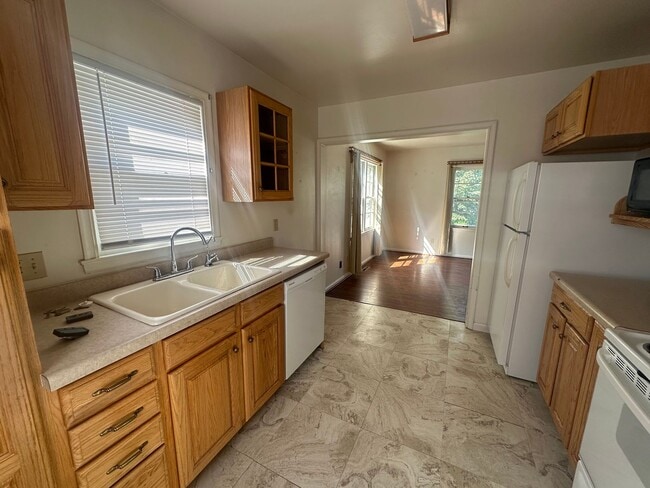 Building Photo - Two bedroom, One bathroom, Pet Friendly Ho...