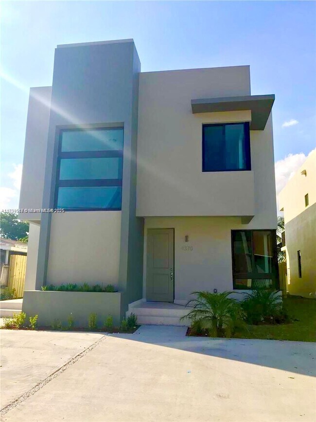 Building Photo - 4370 E 10th Ave