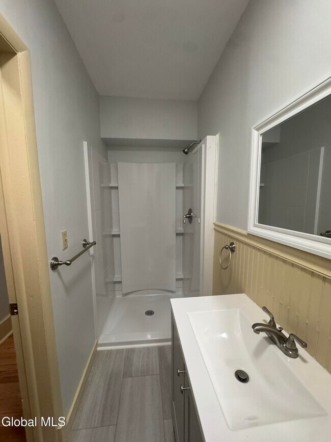 Building Photo - 133 S Lake Ave