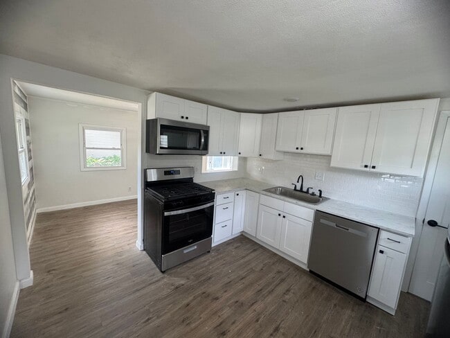 Building Photo - 3 Bedroom House in East Moline