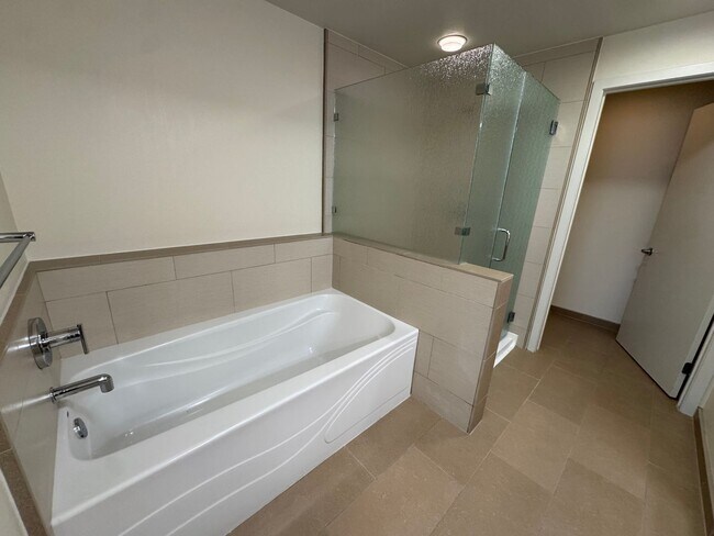 Building Photo - Beautiful third level 2 bedroom condo in the Mercer