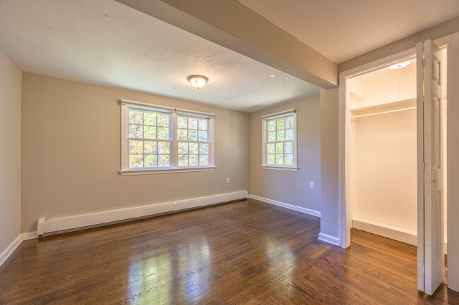 Building Photo - Charming 4 Bedroom Colonial with Updated K...