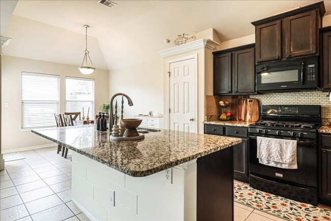 Building Photo - 3906 Las Bahias Dr