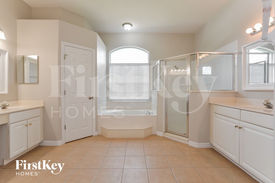 Building Photo - 733 Via Bianca Dr