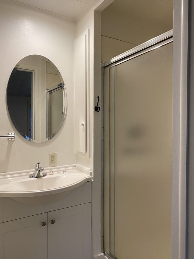 Building Photo - Quaint Hood River Cottage