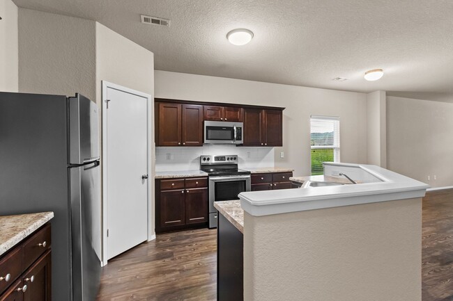 Building Photo - Beautiful home Located in desirable west F...