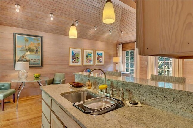 Building Photo - 2538 Parkside Dr NE