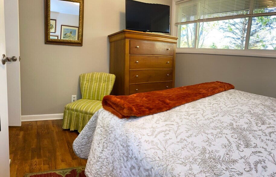 Larger Bedroom - 75571 Van Dyke Rd