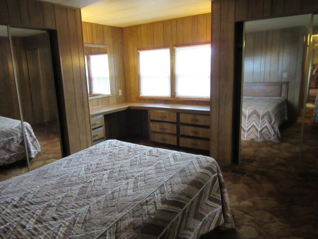 Building Photo - 12 Circle Dr