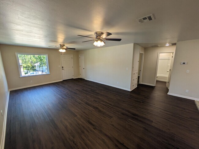 Building Photo - 423 S Bristow Ave