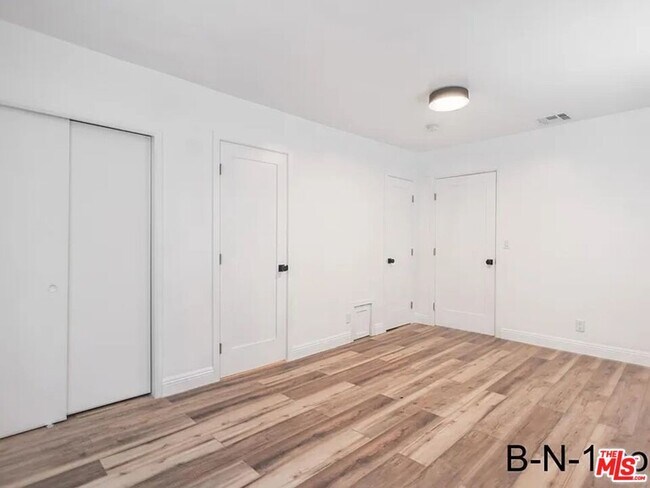 Building Photo - 923 N Stanley Ave