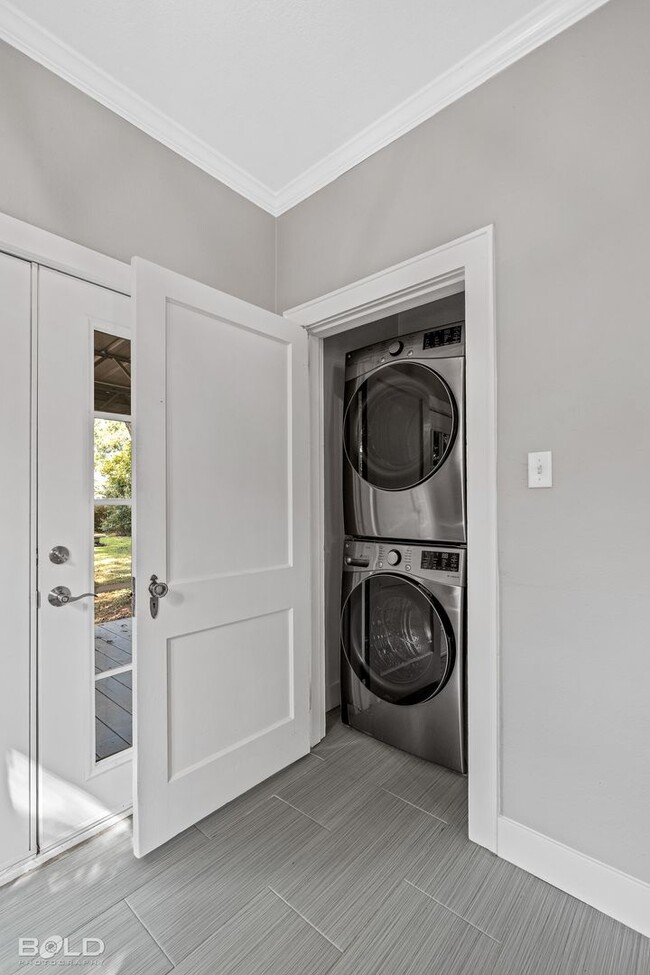 Building Photo - Check Out this 3 bed 2 bath!!