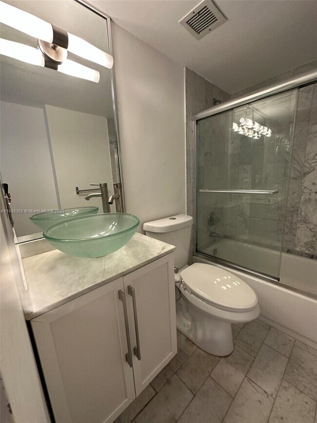 Building Photo - 1440 Brickell Bay Dr