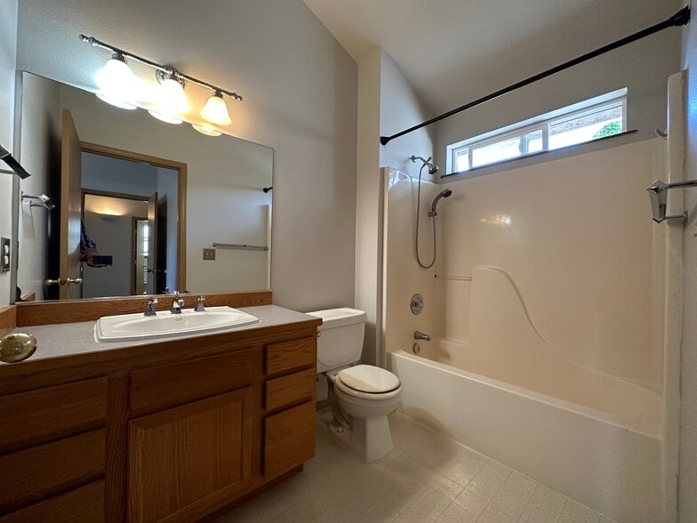 primary en-suite bathroom - 3016 Pacific St.