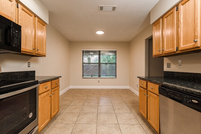 Building Photo - 1523 Poplar Dr