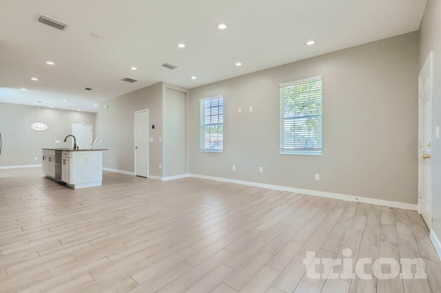 Building Photo - 8118 N Coolidge Ave