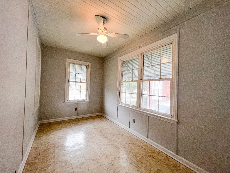 Building Photo - 715 E 58th St