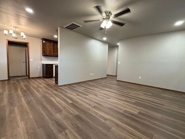 Building Photo - Complete new remodel 3-2-2 home off Broadway in the heart of Moore!