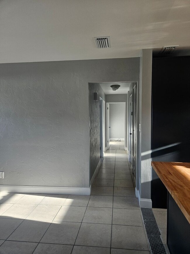 Building Photo - 3 bedroom 2 bath home