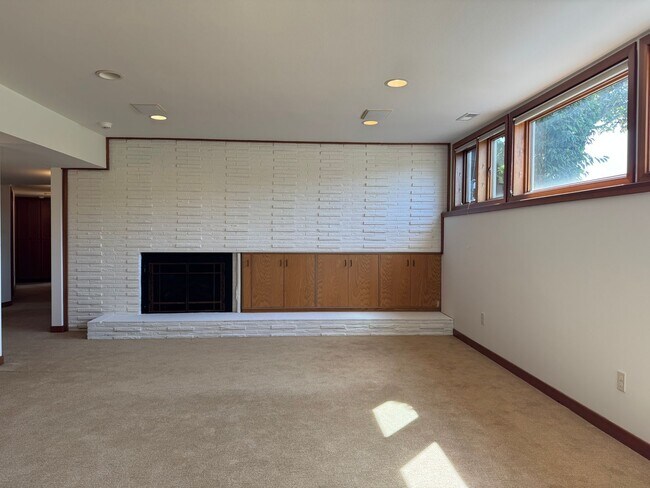 Building Photo - 9600 Hilltop Rd