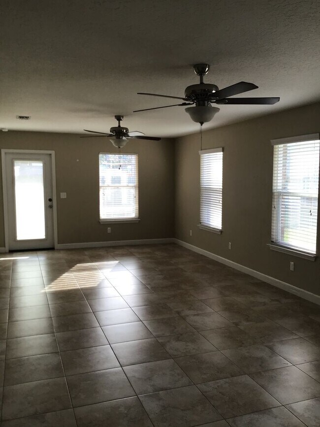 Building Photo - 3 Bedroom/ 2 Bath - Located Near the Bay & Walking Distance to Publix