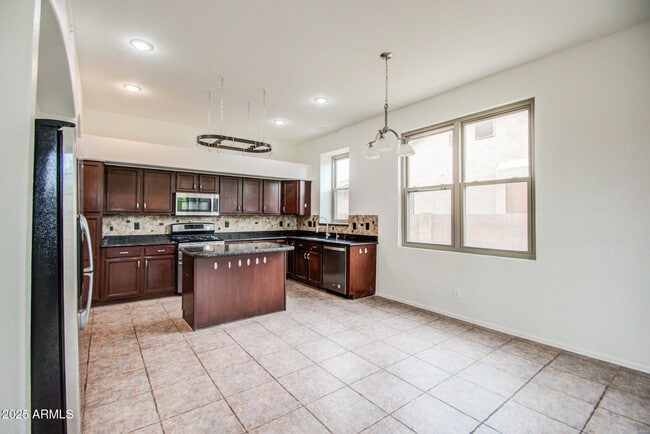 Building Photo - 3938 E San Pedro Ave