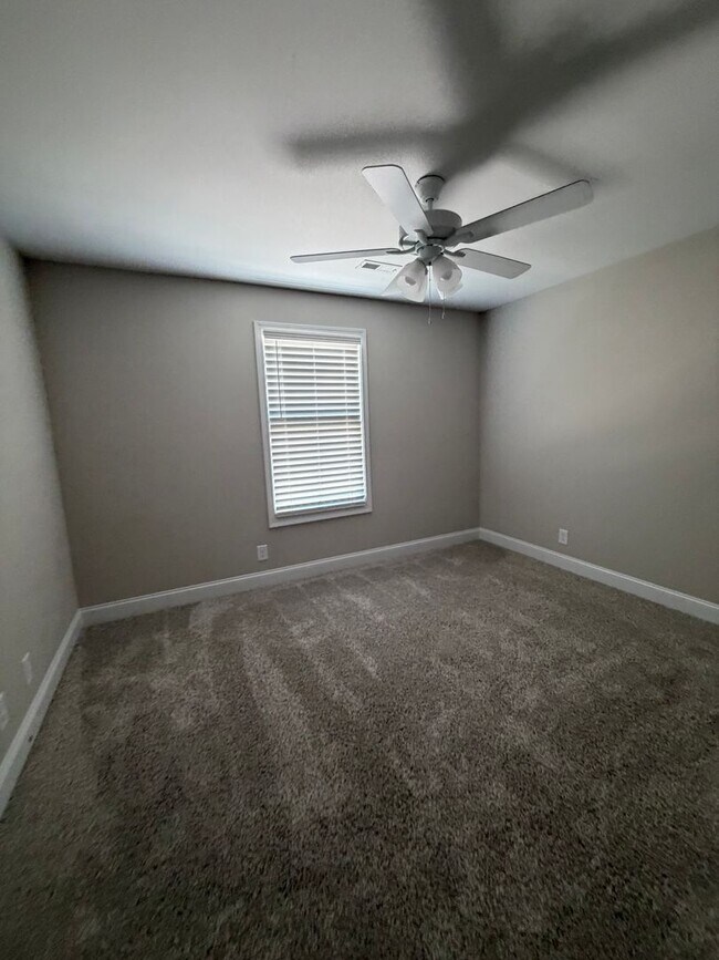Building Photo - Exceptionally maintained, 3 bedroom home!