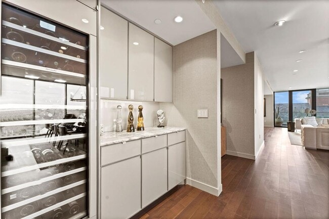 Building Photo - 3433 Westheimer Rd