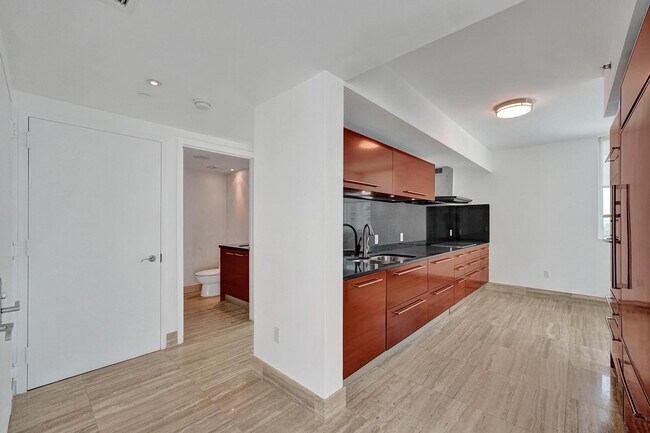 Building Photo - 101 S Fort Lauderdale Beach Blvd