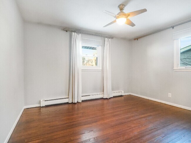 Building Photo - Open and Updated 2-Bed Home with Granite & Hardwood  in Arden Hills!"