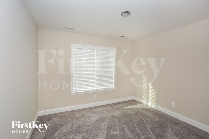 Building Photo - 621 E Mills Dr