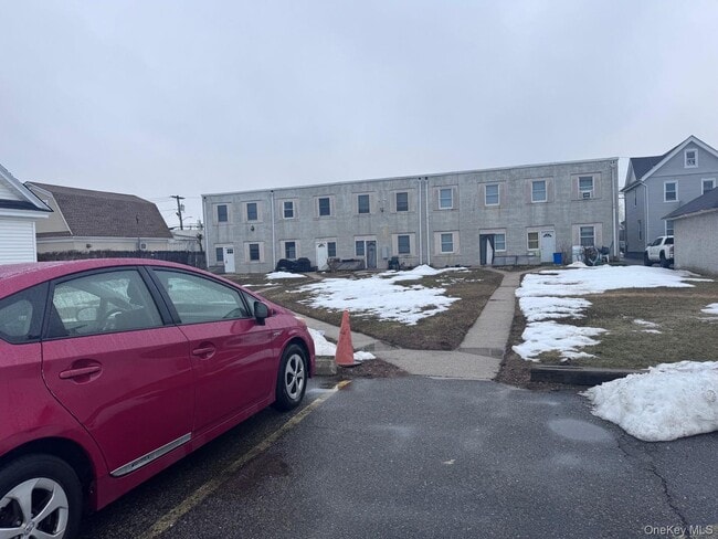 Building Photo - 62 Jerusalem Ave