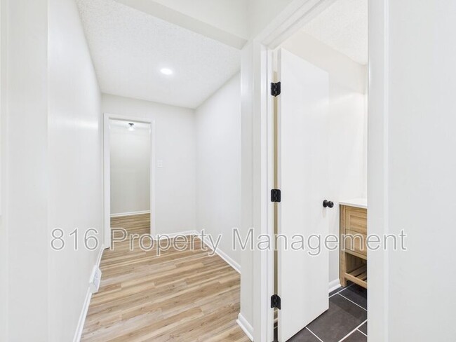 Building Photo - 8215 Ruskin Way
