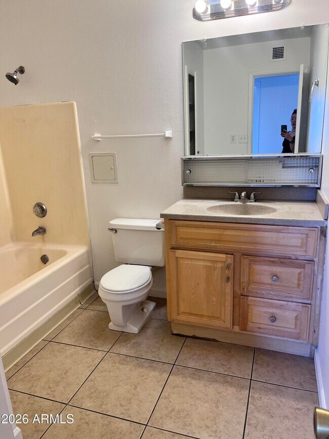 Building Photo - 224 E Hermosa Dr