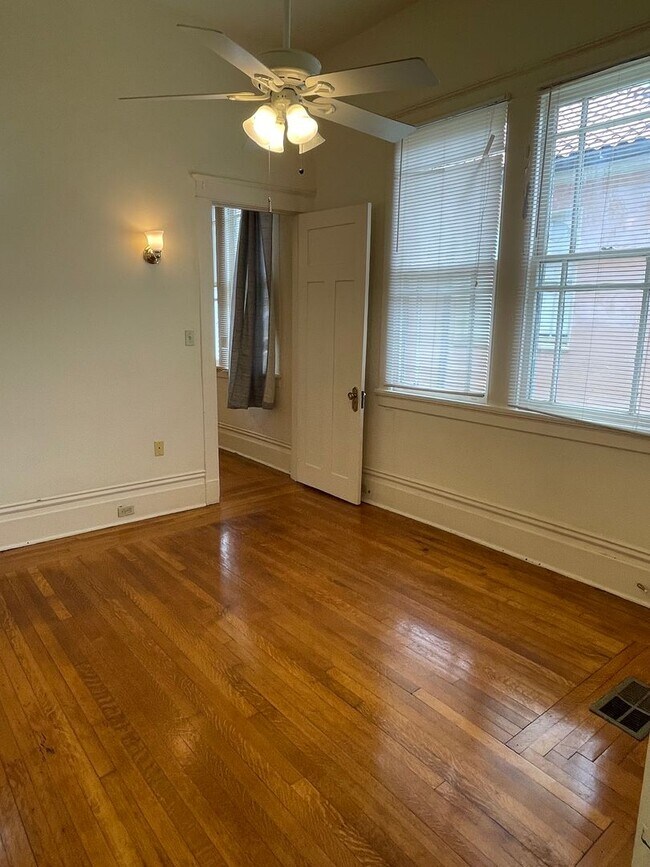 Building Photo - 3620-3620 Napoleon Ave