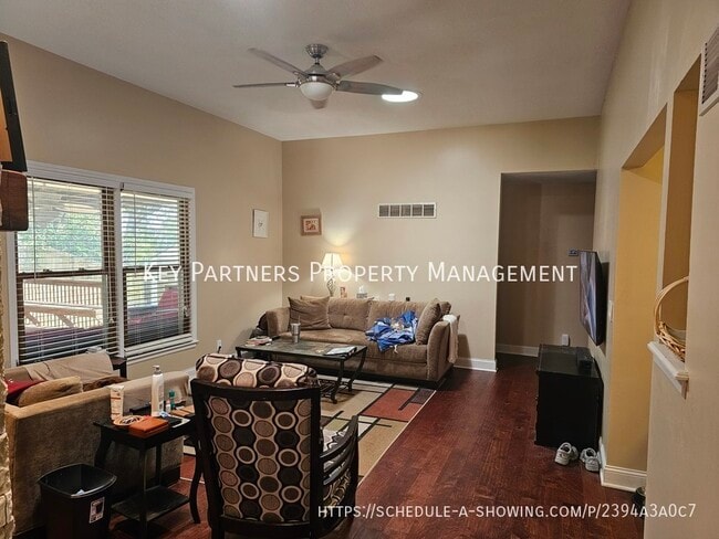 Building Photo - 620 N Sunset Dr