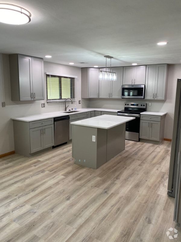 Building Photo - 2302 Lakeview Dr