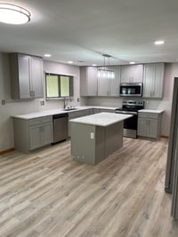 Building Photo - 2302 Lakeview Dr