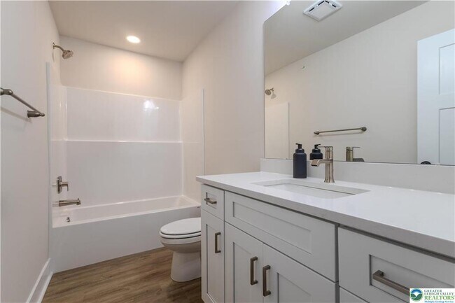 Building Photo - 1411 Greenview Dr