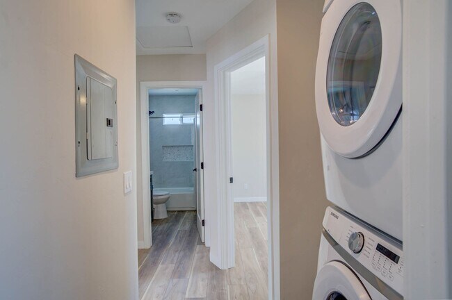 Building Photo - STUNNING UPGRADED UPSTAIRS 2BD/2BA UNIT IN...