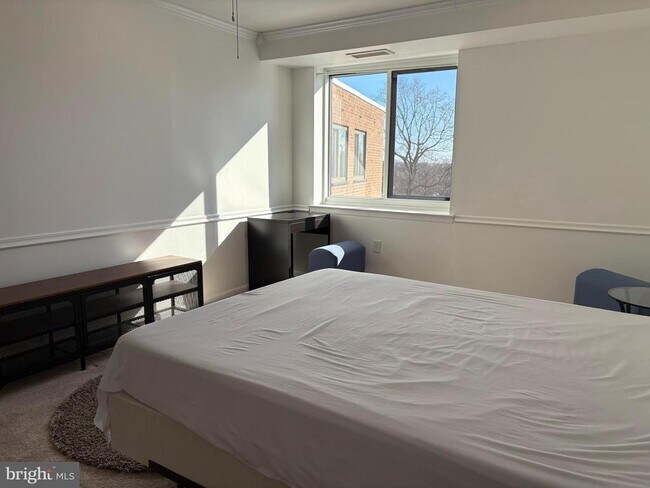 Building Photo - 1637 Oakwood Dr