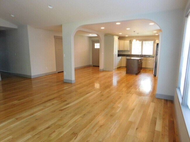 Building Photo - 3Bd/2Ba Single Story Home - Available Soon!