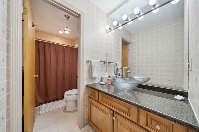 Building Photo - 804 Fairways Dr