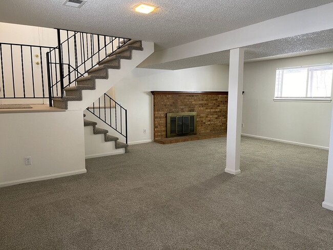 Building Photo - 3 bed 2 bath home on HUGE LOT!