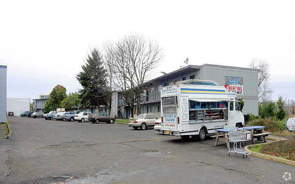 Building Photo - Royal Manor Apartments