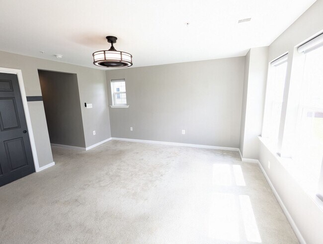 Building Photo - Two Level END UNIT condo in East of Market...