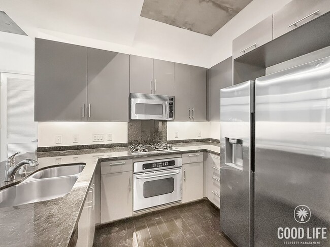 Building Photo - Modern 1BR/2BA Condo with 2 Parking Spaces in Downtown San Diego!