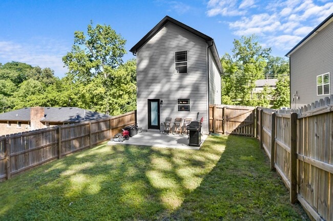 Building Photo - Pet Friendly Two Bedroom!